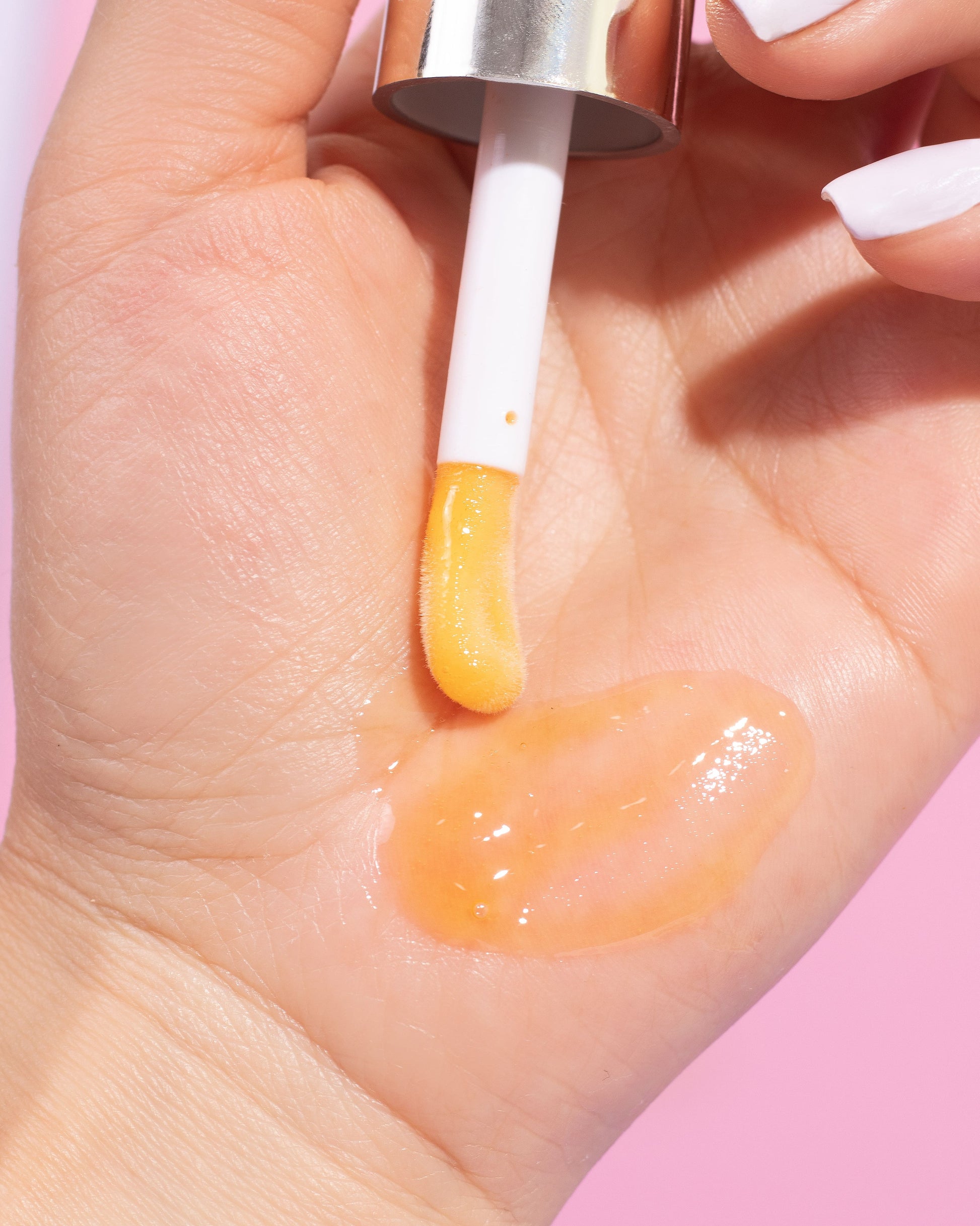 Labial de color amarillo liquido para los labios en Onix market, aplicador grueso